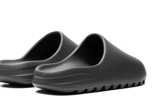 Yeezy slides🌞🩴