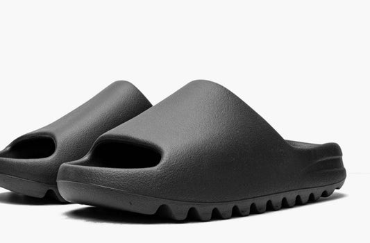 Yeezy slides🌞🩴
